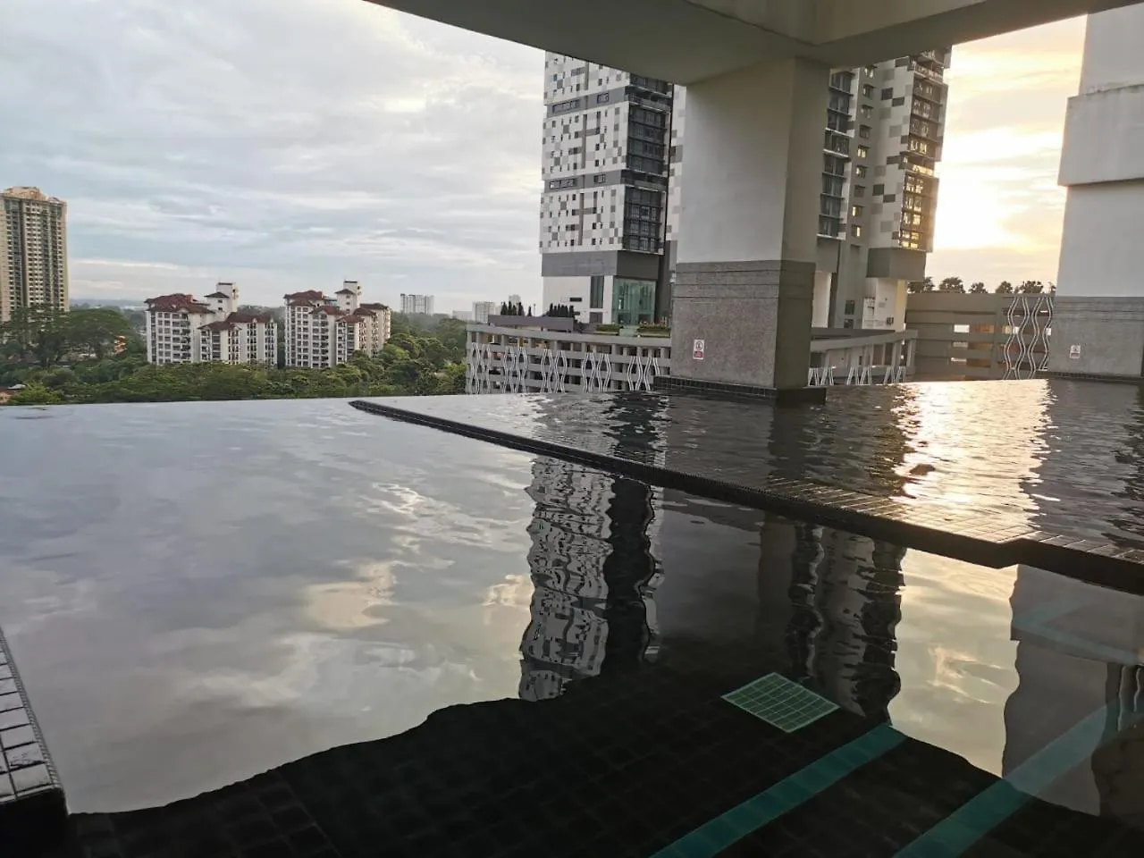 Twin Galaxy Studio 4Pax With Balcony Wifi Youtube Netflix Johor Bahru Apartment