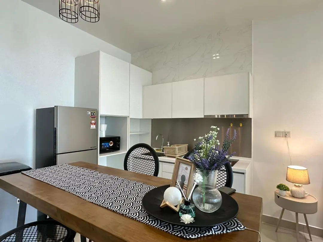 Twin Galaxy Studio 4Pax With Balcony Wifi Youtube Netflix Johor Bahru Apartment